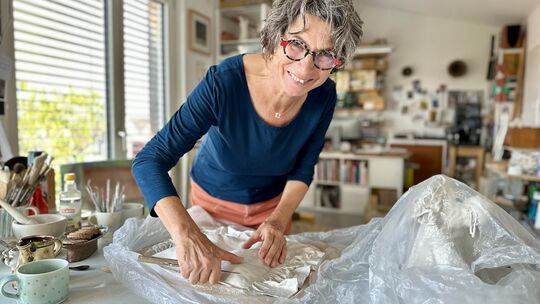 Erinnerungen durch Kunst festhalten und auch heraufbeschwören – das will Daniela Polz. Derzeit arbeitet sie an einem Kissen mit