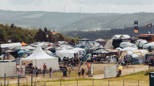 Der Campingplatz A5 ist bei den Festivalbesuchern von Rock am Ring beliebt. Er liegt nur wenige Minuten Fußweg vom Konzertgeländ