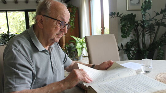 Raimund Kohl blättert in der umfangreichen Chronik des Vereins, die in den 1950er-Jahren entstanden ist. Darin befinden sich zah