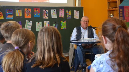 Der frühere Bundestagsabgeordnete Ruprecht Polenz war zu Gast an der Elfenley-Grundschule und las aus seinem Kinderbuch „Wer bes
