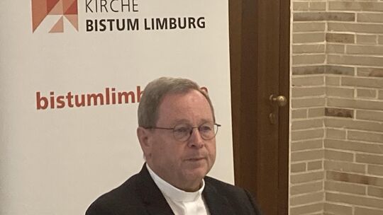 Georg Bätzíng ist vor zehn Jahren zum Bischof von Limburg geweiht worden. Der 65-Jährige blickt mit Sorge auf den jüngsten Wahle