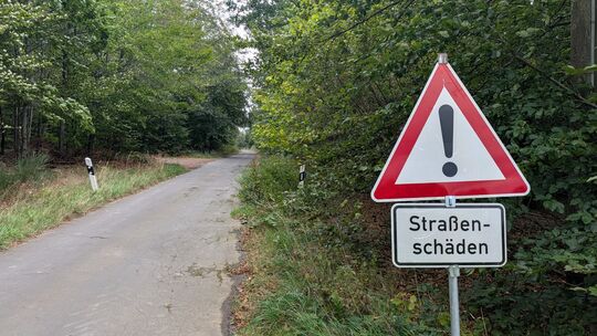 Noch weist ein Schild auf die Straßenschäden auf der K92 zwischen Äpfelbach und Niederfischbach hin. Bald soll es mit der Sanier