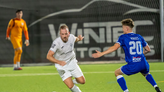 Yannik Becker (weißes Trikot, hier im Duell mit Wirges´ Jonah Wick) traf per direktem Freistoß zum 2:1-Zwischenstand für seinen