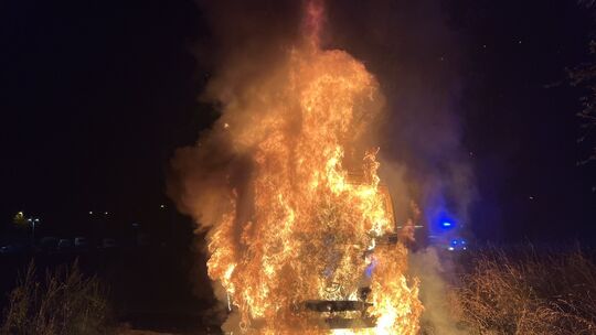 Beim Eintreffen der Feuerwehr stand der Lastwagen schon lichterloh in Flammen.