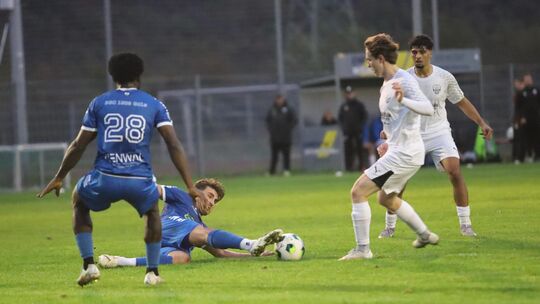 Um jeden Ball wurde auf dem Gülser Rasenplatz auf dem Hübel gekämpft – am Ende holten die BSC-Fußballer (in Blau) gegen den FC E Um jeden Ball wurde auf dem Gülser Rasenplatz auf dem Hübel gekämpft – am Ende holten die BSC-Fußballer (in Blau) gegen den FC E