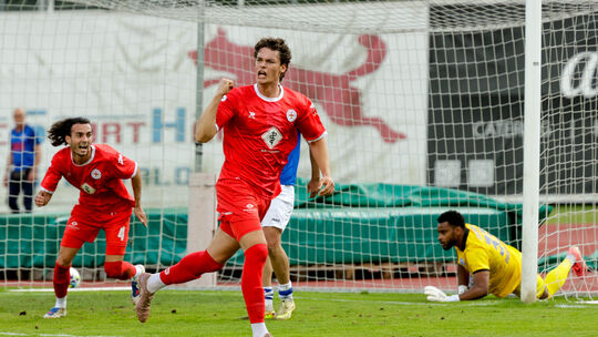 James Shepard (rotes Trikot im Vordergrund) bejubelt mit Dejvi Alsela sein Tor zum 1:0 für Rot-Weiss im Koblenzer Derby gegen Co
