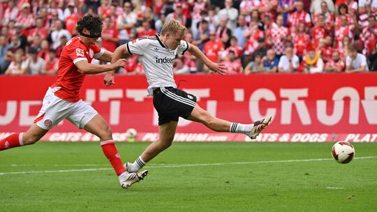 Sauber getroffen: Der frühere Mainzer und jetzige Frankfurter Jonathan Burkardt (rechts) erzielt gegen 05-Verteidiger Fabio Grub