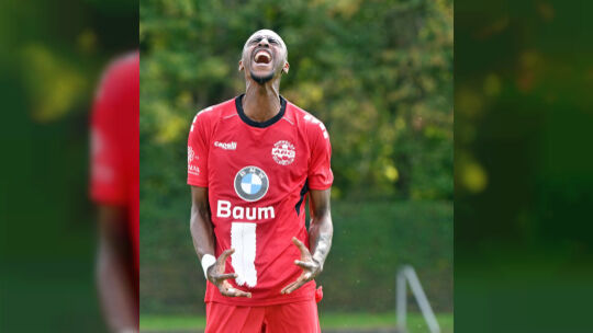 Kelvin Lunga hatte die Chance, seinen Ahrweiler BC in Wiesbach in Führung zu bringen. Er setzte den Ball aber knapp neben das To