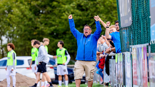 Jubel beim „Präsi“ Daniel Bernd: Der Vorsitzende des FC Emmelshausen-Karbach bekam zu seinem 50. Geburtstag, den er nach dem 2:0