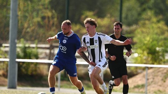 Philipp Pitkowski (blaues Trikot) erzielte zwar zu Beginn der zweiten Hälfte den überfälligen Anschlusstreffer zum 2:1, doch am