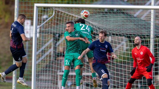 Nach einer Ecke markiert Torben Seib (links) das 3:1 für den FC Basara Mainz. Abdul Hadi Antar und Paul Schneider (Mitte in grün