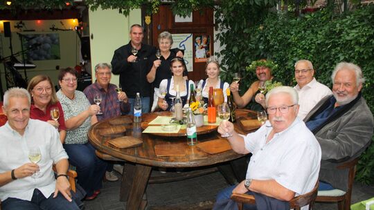 Zur Eröffnung der traditionellen Kellerkirmes durch Mesenichs amtierende Weinmajestäten machten auch Weingott Bacchus und zahlre