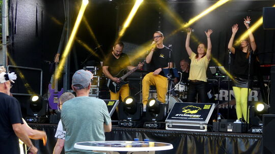 Die Band Sturmfrei aus Bernkastel-Kues lockte beim Heimbacher Brunnenfest mit Schlagern und Mitsing-Hymnen das Publikum aus der Die Band Sturmfrei aus Bernkastel-Kues lockte beim Heimbacher Brunnenfest mit Schlagern und Mitsing-Hymnen das Publikum aus der