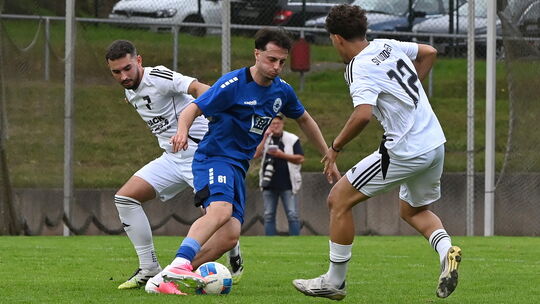 Ertugrul Tuysuz (in Blau) erzielte mit einem wunderschönen Freistoß sein erstes Tor für den VfB und gleichzeitg den 4:0-Endstand