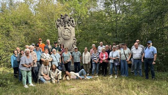 Am Denkmal für den Jäger aus Kurpfalz in Entenpfuhl stimmte die Gruppe auch das nach diesem benannte Lied an.