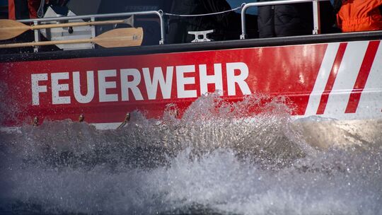 Ein Boot der Feuerwehr auf dem Wasser. (Symbolbild)