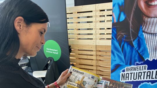 Sarah Schneider zeigt die Ausbildungsfibel 2026 für den Kreis Ahrweiler.