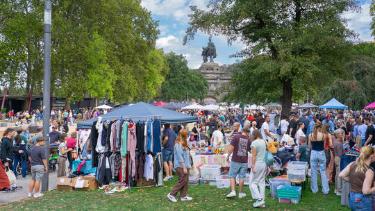 Im Rücken von Kaiser Wilhelm I. tummeln sich am Samstag beim städtischen Flohmarkt Hobbyhändler und Trödler. Im Rücken von Kaiser Wilhelm I. tummeln sich am Samstag beim städtischen Flohmarkt Hobbyhändler und Trödler.