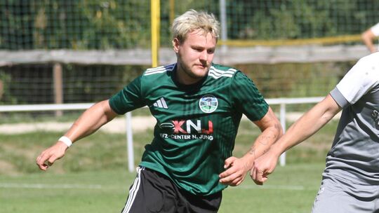Entschied mit seinem Treffer das Duell gegen Rheinhöhen II: Elberts Cameron Holly.