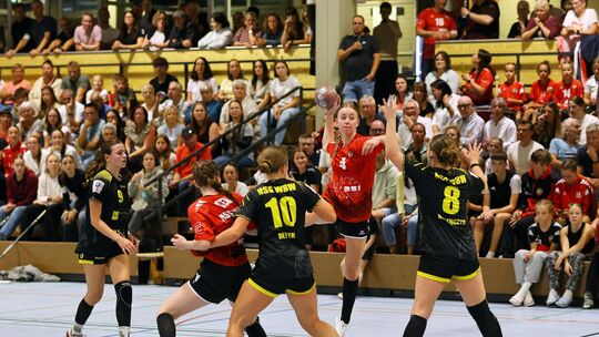 Auch für Lea Burg (am Ball, rotes Trikot), die Torjägerin der HSG Kastellaun/Simmern, gab es gegen die starke Abwehr der HSG Wei
