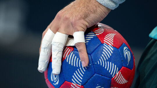 Handball: Länderspiel, Deutschland - Brasilien, Barclays Arena, Eine Hand mit getapten Fingern hält einen Ball. +++ dpa-Bildfunk
