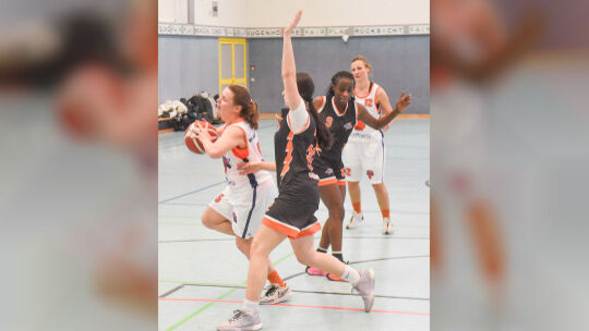 Mit einem neuen Spielmodus müssen sich die Basketballerinnen des VfL Bad Kreuznach um Rebecca Lunkenheimer (am Ball) in der Land