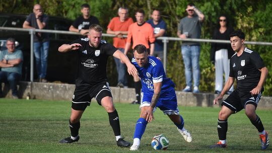 Er ist derzeit kaum zu stoppen: Michael Hammerschmidt (blaues Trikot) traf im siebten Pflichtspiel in Folge für den FC Schmittwe