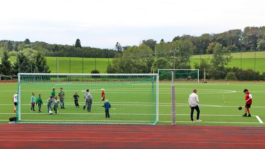 Die hoffnungsvolle Sportjugend nimmt die neue Sportanlage gleich in Beschlag.