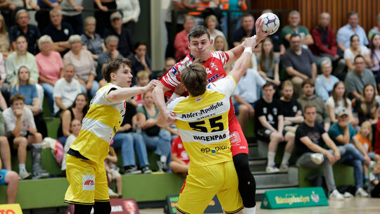 Vallendars Maciej Marszalek (am Ball) versucht, die Krefelder Defensive zu überwinden. Mit vier Treffern wurde er bei der klaren