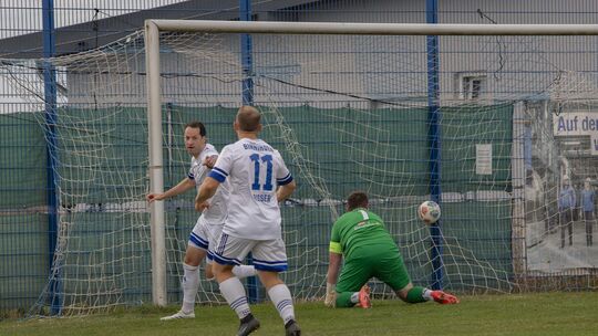 Binningens Abwehrchef Fabian Röhrig (links) überwindet Maifeld-Elztals Keeper Florian Geisler und bejubelt anschließend das früh