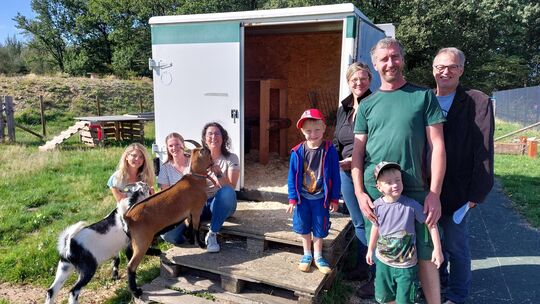 In der Asbacher Kita Bullerbü werden seit einem Jahr Zwergziegen gehalten. Sie stammen von der Familie Schulte (rechts). Ortsbür