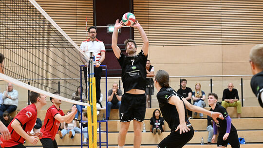 Einen guten Auftakt in die Regionalligasaison feierten die Volleyballer der LAF Sinzig (mit Manuel Michno beim Zuspiel, vorn Max Einen guten Auftakt in die Regionalligasaison feierten die Volleyballer der LAF Sinzig (mit Manuel Michno beim Zuspiel, vorn Max