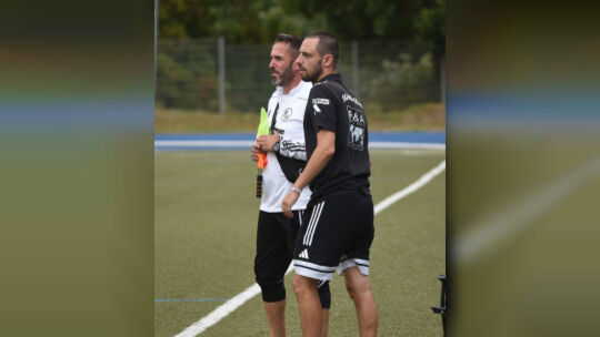 Zurück an der Seitenlinie: Christoph Hock (schwarzes Trikot), der Trainer der JSG Nahe-Glan, hat seine Rotsperre abgesessen. Zurück an der Seitenlinie: Christoph Hock (schwarzes Trikot), der Trainer der JSG Nahe-Glan, hat seine Rotsperre abgesessen.