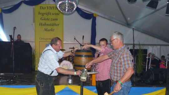 "Ozapft iss" -, mit zwei Schlägen der traditionelle Fassbieranstich - links Herbert Schiebel, Vorstzender des VHVH, Festwirt Dan "Ozapft iss" -, mit zwei Schlägen der traditionelle Fassbieranstich - links Herbert Schiebel, Vorstzender des VHVH, Festwirt Dan