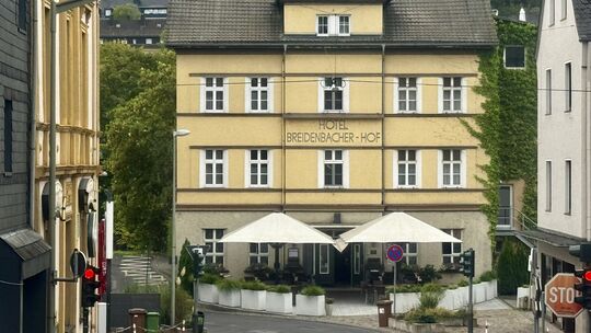 Das Breidenbacher Hotel mit dem ansprechenden Biergarten heute. Das Breidenbacher Hotel mit dem ansprechenden Biergarten heute.