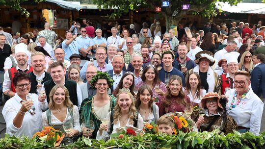 Beim Gruppenfoto durfte natürlich keiner fehlen, die neuen Weinmajestäten standen im Vordergrund.