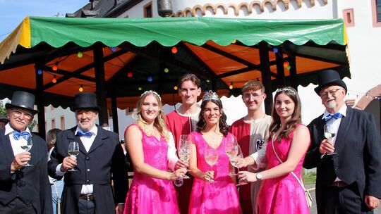 Die örtlichen Weinmajestäten, die Koberner Burggrafen und die Gondorfer Traditionsgruppe „Stehkragen" bereichern die Weinkirmes Die örtlichen Weinmajestäten, die Koberner Burggrafen und die Gondorfer Traditionsgruppe „Stehkragen" bereichern die Weinkirmes