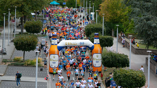 Ganz schön viel los: Beim Firmenlauf in Andernach gingen sehr viele Läufer an den Start.