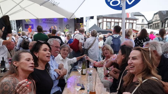 Während die Partyband zum Schunkeln animierte, standen nicht nur Weine und Wasser auf den Tischen.