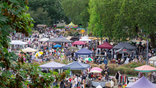 Buntes Treiben herrscht beim städtischen Flohmarkt in Koblenz.