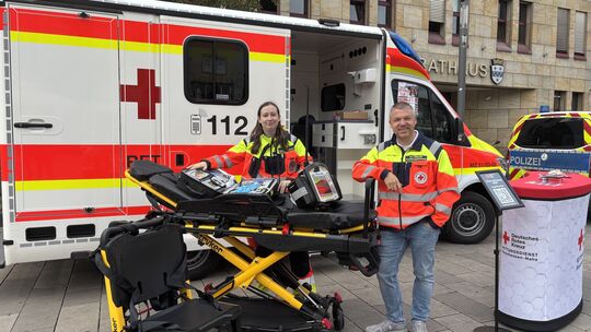 Das Deutsche Rote Kreuz zieht die Aufmerksamkeit der Besucher mit seinem Rettungswagen und dessen medizinischer sowie technische
