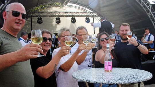 Wein verbindet und schafft neue Freunde! Beim Brodenbacher Wein- und Heimatfest ließen sich Weinfreunde aus Baden und Köln gerne