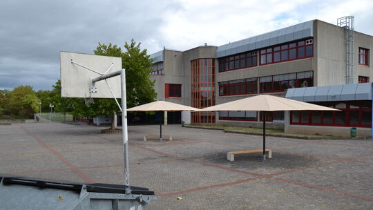 Der total versiegelte Pausenhof der Realschule Plus in Langenlonsheim,
entspricht nicht mehr dem heutigen Standard.