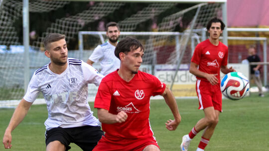 Noah Braun (in Rot, links) traf zum 1:1 für den SV Laubach II in Darscheid gegen die SG Mehren, Linus Keller (rechts) markierte