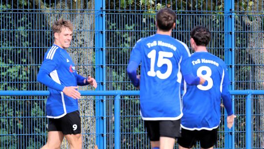 Lars Hitzing (links) durfte beim 6:0-Heimsieg seines Tabellenführers TuS Hausen gegen den Tabellenvorletzten SSV Ellenz-Poltersd