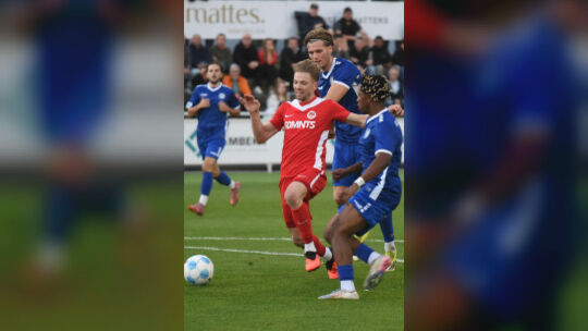 Jokerglück: Leon Kern (rotes Trikot) erzielte in Dudenhofen mit dem ersten Ballkontakt ein Traumtor für die SG Hüffelsheim.