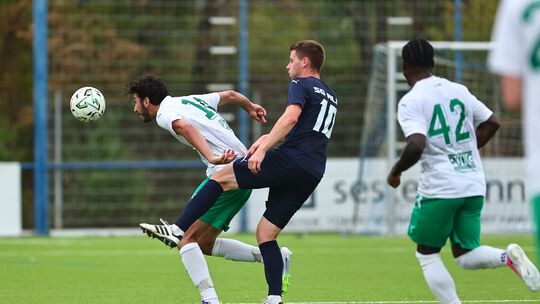 Liebshausens Spielertrainer Simon Peifer (in Blau) attackiert hier den Mülheimer Ali Ibrahim (links), rechts beobachtet Ramel Ku