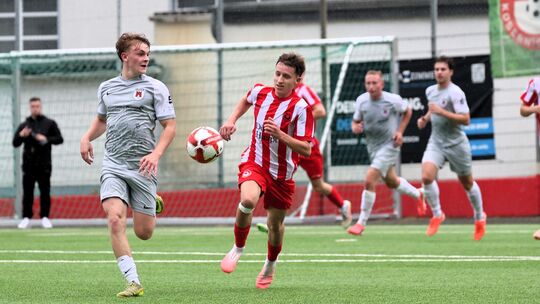Untermosel und Marvin Richard (in Rot-Weiß) mussten gegen Bitburg oft hinterherlaufen und verloren am Ende 1:3 zu Hause.