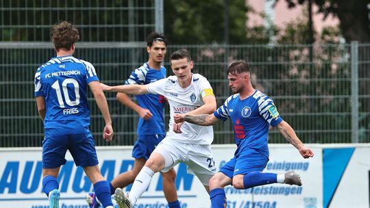 Der Neuwieder Kapitän Fabrice Noel Ahrendt (in Weiß) versucht hier, den Metternicher Niklas Pohl (rechts) zu stören – die FC-Spi