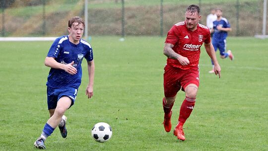 Bei strömendem Regen zeigten die SG Weitefeld (in Blau) und der TuS Asbach (in Rot) einen packenden Fight.